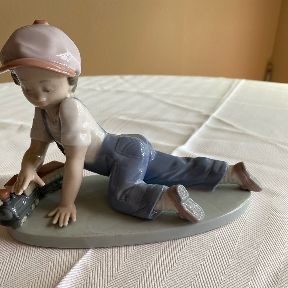 RETIRED 1995 ‘ALL ABOARD LLADRO’ PORCELAIN FIGURINE -Item #01007619